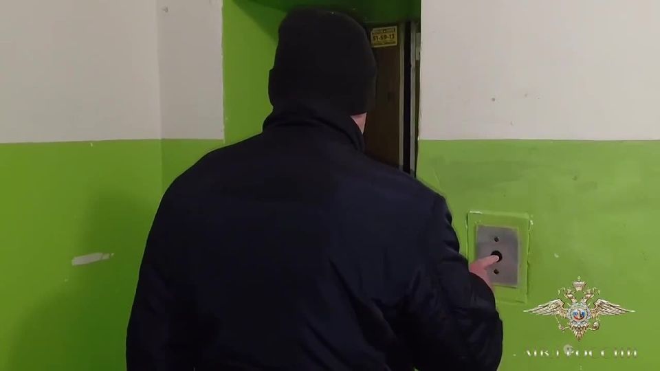 Найденную в Смоленске девочку выводят из дома похитителя