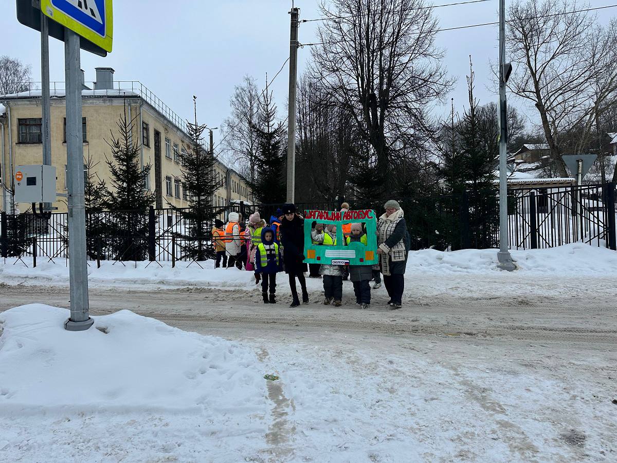 Полицейские организовали яркую и познавательную акцию «Шагающий автобус» для школьников в Смоленске Полицейские организовали яркую и познавательную акцию «Шагающий автобус» для школьников в Смоленске