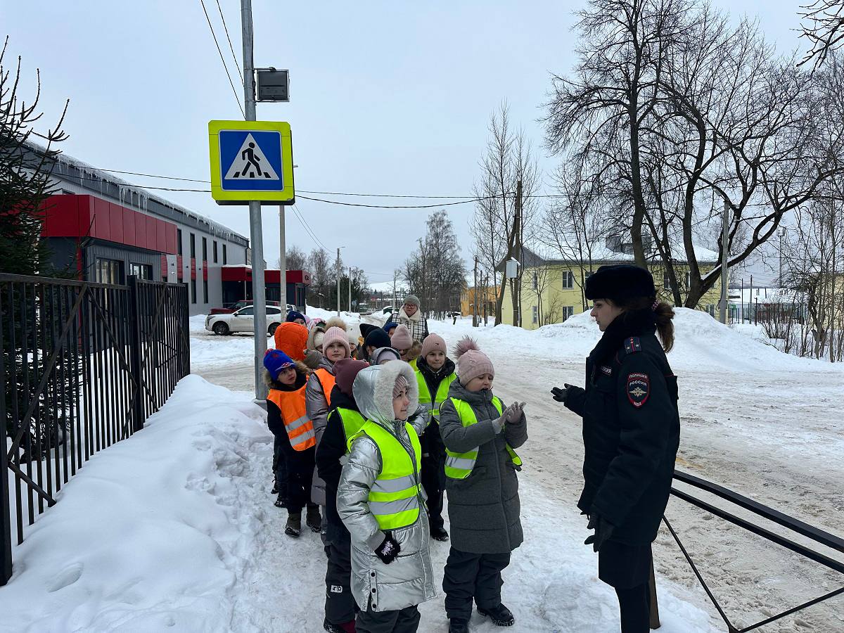 Полицейские организовали яркую и познавательную акцию «Шагающий автобус» для школьников в Смоленске Полицейские организовали яркую и познавательную акцию «Шагающий автобус» для школьников в Смоленске