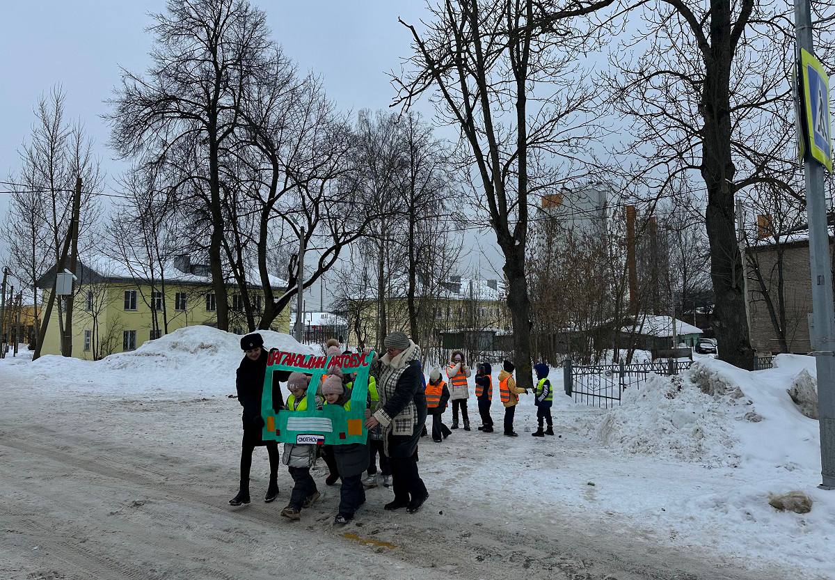 Полицейские организовали яркую и познавательную акцию «Шагающий автобус» для школьников в Смоленске Полицейские организовали яркую и познавательную акцию «Шагающий автобус» для школьников в Смоленске