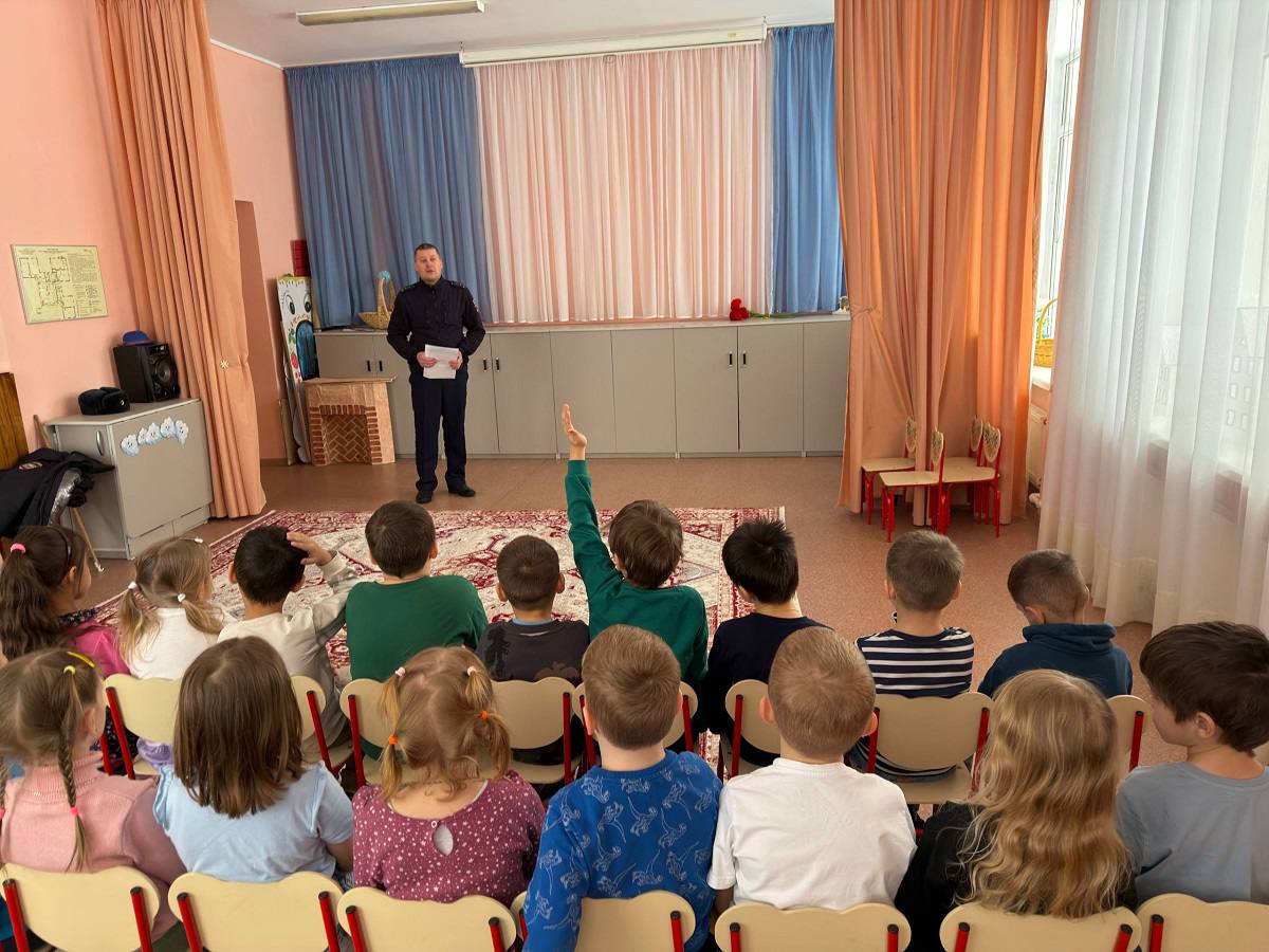 В Гагарине сотрудники Госавтоинспекции провели профилактическое занятие для воспитанников детского сада «Рябинка» В Гагарине сотрудники Госавтоинспекции провели профилактическое занятие для воспитанников детского сада «Рябинка»