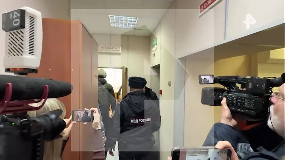 Обвиняемого в похищении девятилетней девочки в Смоленской области арестовали на два месяца, сообщил корреспондент РЕН ТВ из зала суда