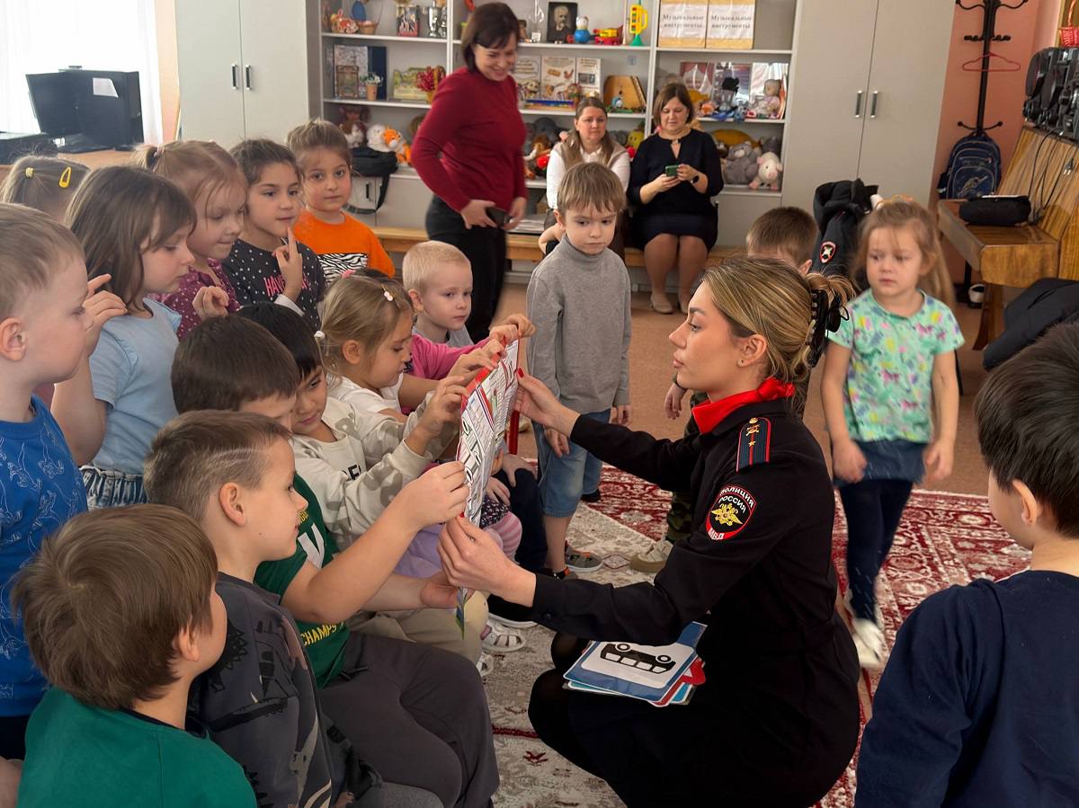 В Гагарине сотрудники Госавтоинспекции провели профилактическое занятие для воспитанников детского сада «Рябинка» В Гагарине сотрудники Госавтоинспекции провели профилактическое занятие для воспитанников детского сада «Рябинка»