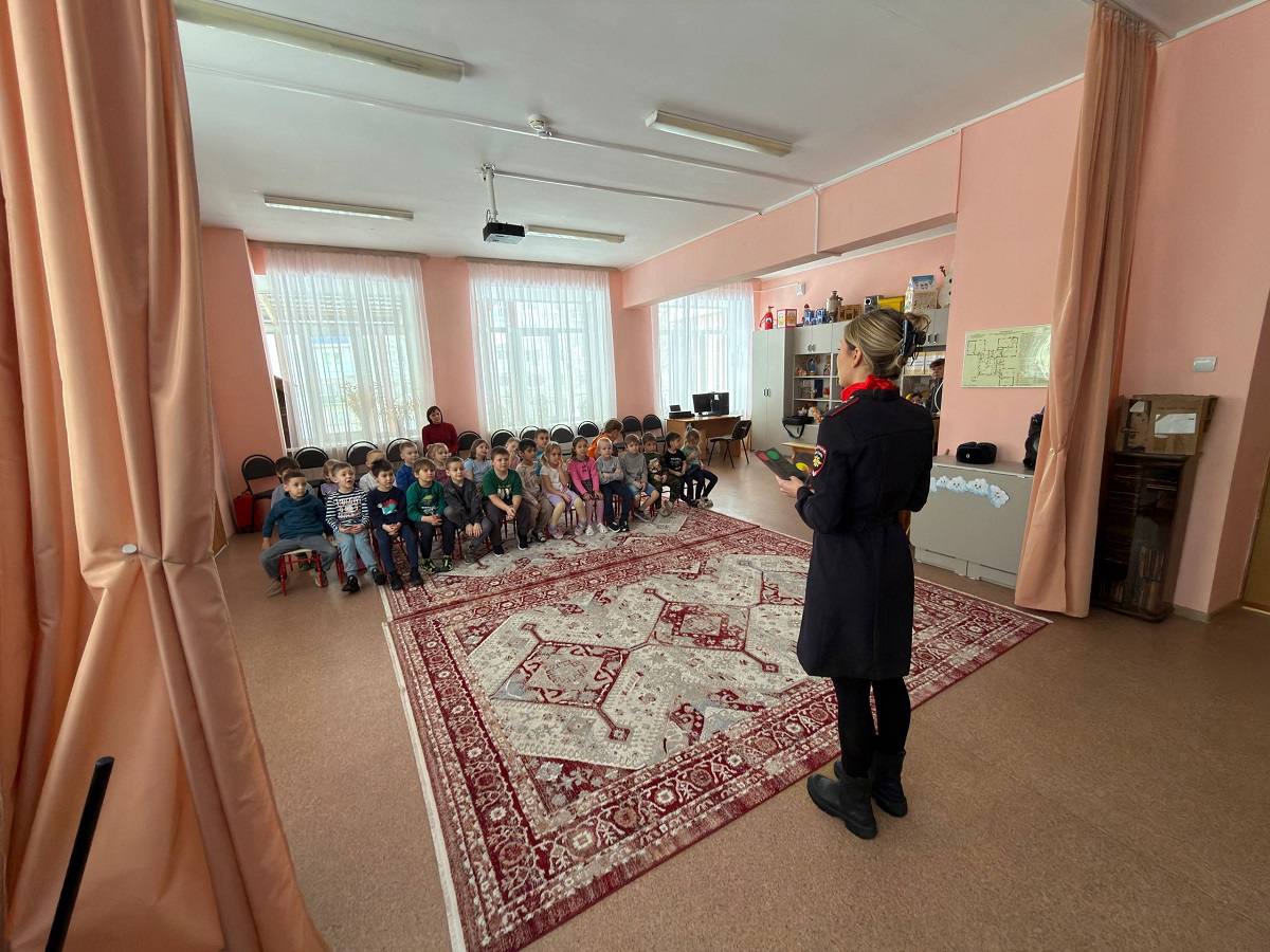 В Гагарине сотрудники Госавтоинспекции провели профилактическое занятие для воспитанников детского сада «Рябинка» В Гагарине сотрудники Госавтоинспекции провели профилактическое занятие для воспитанников детского сада «Рябинка»