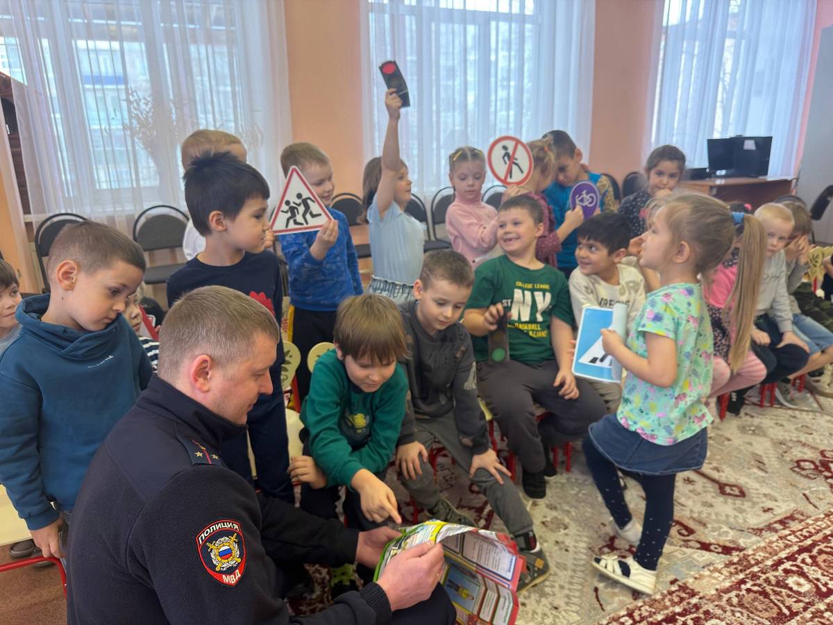В Гагарине сотрудники Госавтоинспекции провели профилактическое занятие для воспитанников детского сада «Рябинка» В Гагарине сотрудники Госавтоинспекции провели профилактическое занятие для воспитанников детского сада «Рябинка»