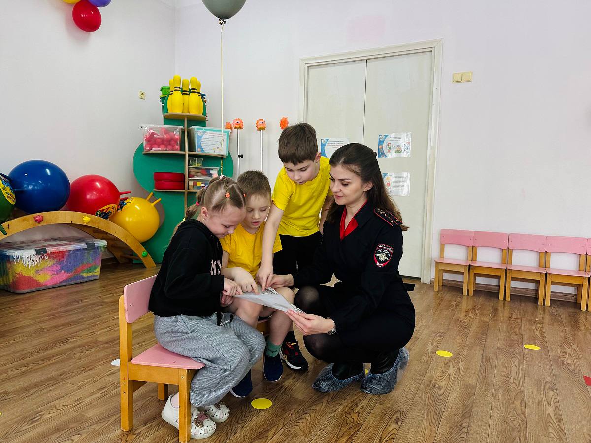 В Смоленске сотрудники Госавтоинспекции провели для воспитанников детского сада «Звездный» профилактическую акцию «С ПДД с малых лет» В Смоленске сотрудники Госавтоинспекции провели для воспитанников детского сада «Звездный» профилактическую акцию «С ПДД с малых лет»