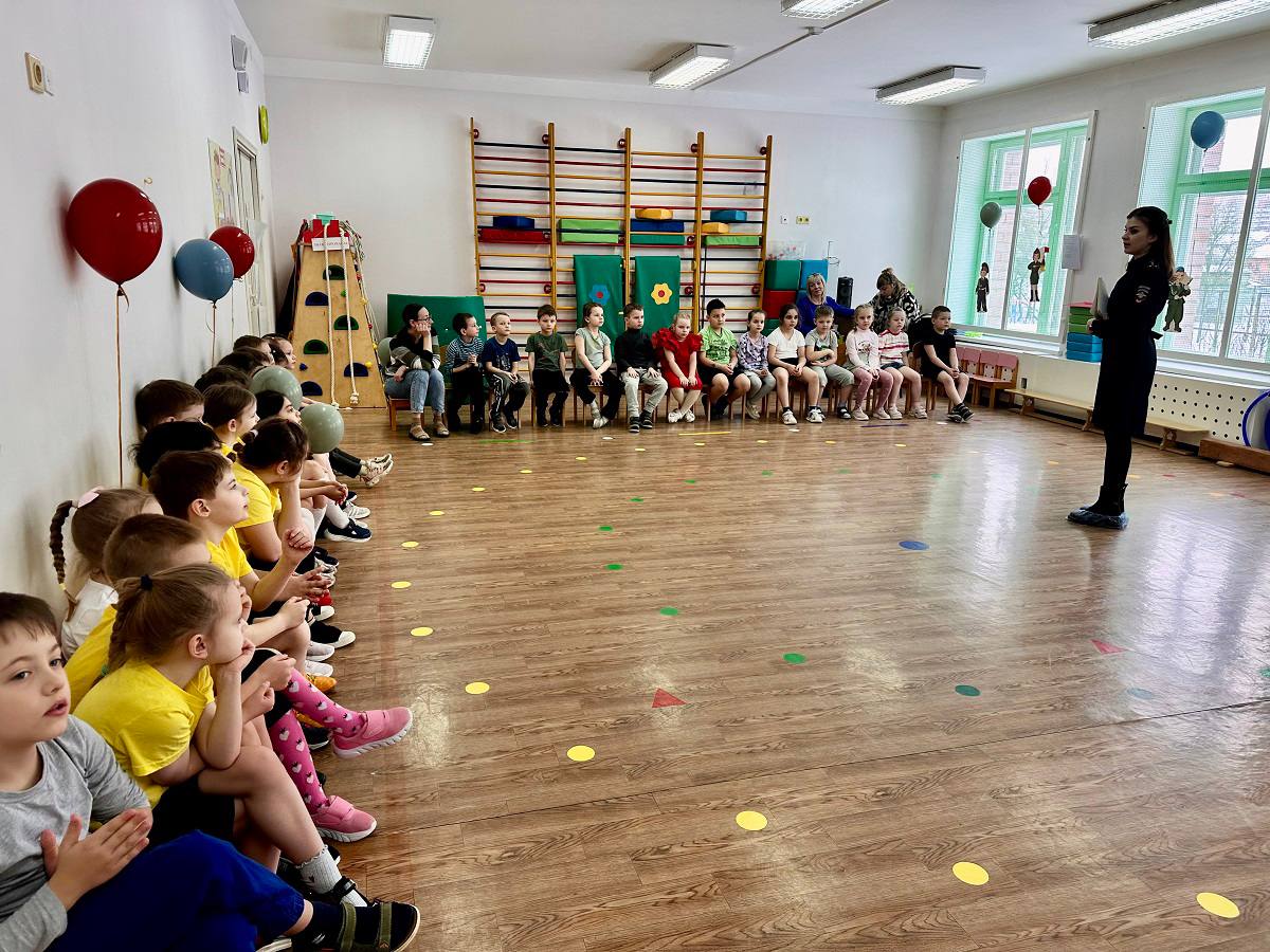 В Смоленске сотрудники Госавтоинспекции провели для воспитанников детского сада «Звездный» профилактическую акцию «С ПДД с малых лет» В Смоленске сотрудники Госавтоинспекции провели для воспитанников детского сада «Звездный» профилактическую акцию «С ПДД с малых лет»