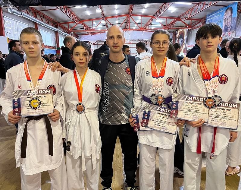 Смоленские каратисты завоевали 17 медалей на всероссийском турнире в Подмосковье