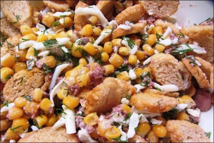 Салат из печени трески с хрустящими гренками