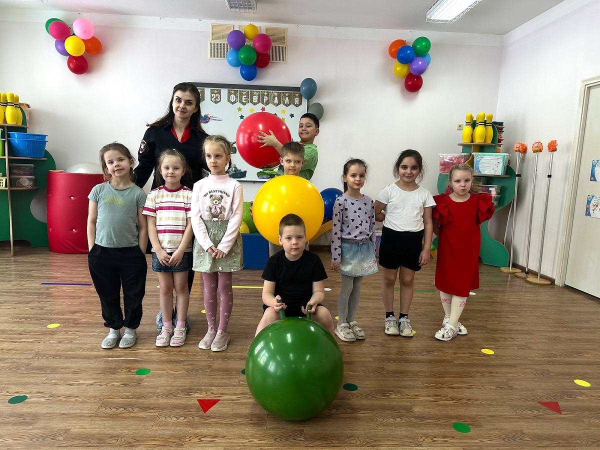 В Смоленске сотрудники Госавтоинспекции провели для воспитанников детского сада «Звездный» профилактическую акцию «С ПДД с малых лет» В Смоленске сотрудники Госавтоинспекции провели для воспитанников детского сада «Звездный» профилактическую акцию «С ПДД с малых лет»