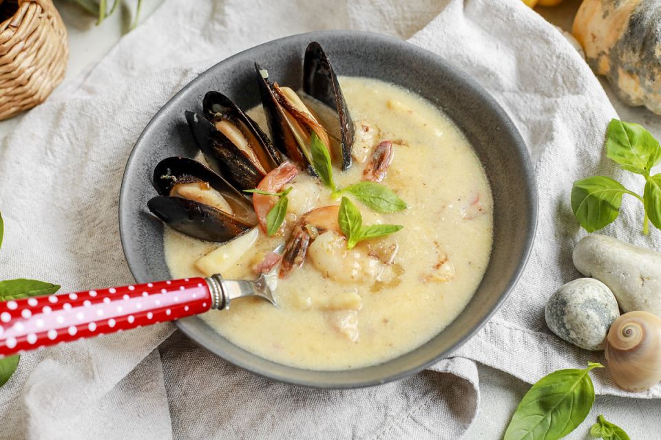 Неповторимый суп чаудер: морепродукты и бекон в одном блюде