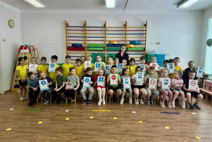 В Смоленске сотрудники Госавтоинспекции провели для воспитанников детского сада «Звездный» профилактическую акцию «С ПДД с малых лет»