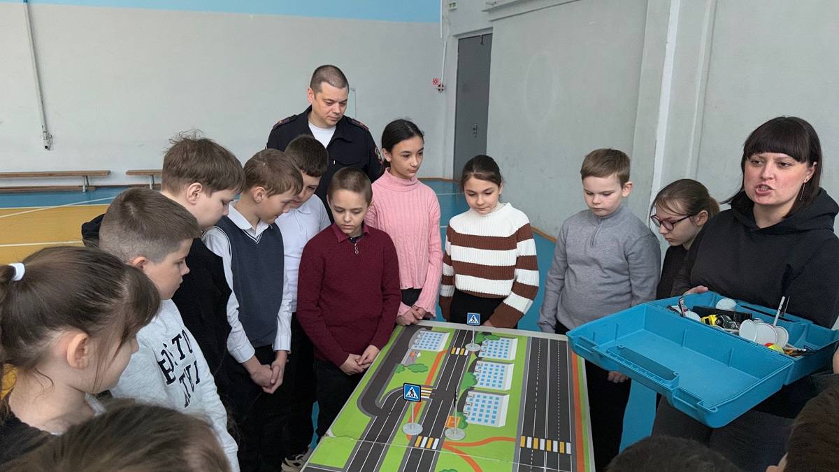 В Рославле сотрудники Госавтоинспекции продолжают усиленную работу с детьми по предотвращению детского дорожно-транспортного травматизма В Рославле сотрудники Госавтоинспекции продолжают усиленную работу с детьми по предотвращению детского дорожно-транспортного травматизма