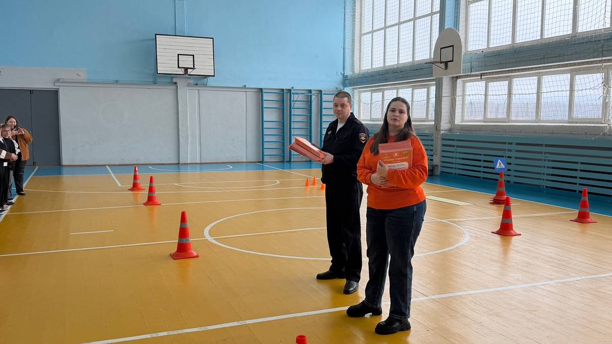 В Рославле сотрудники Госавтоинспекции продолжают усиленную работу с детьми по предотвращению детского дорожно-транспортного травматизма В Рославле сотрудники Госавтоинспекции продолжают усиленную работу с детьми по предотвращению детского дорожно-транспортного травматизма