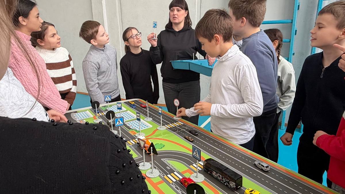 В Рославле сотрудники Госавтоинспекции продолжают усиленную работу с детьми по предотвращению детского дорожно-транспортного травматизма В Рославле сотрудники Госавтоинспекции продолжают усиленную работу с детьми по предотвращению детского дорожно-транспортного травматизма