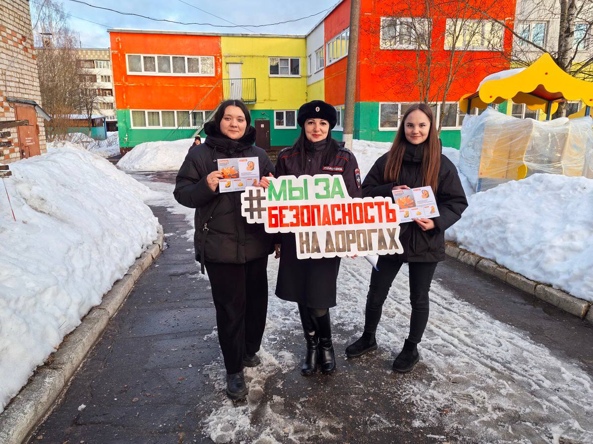 «Пристегни самое дорогое»: в Дорогобужском муниципальном округе сотрудники Госавтоинспекции и родительский патруль провели профилактическую акцию по безопасности юных пассажиров