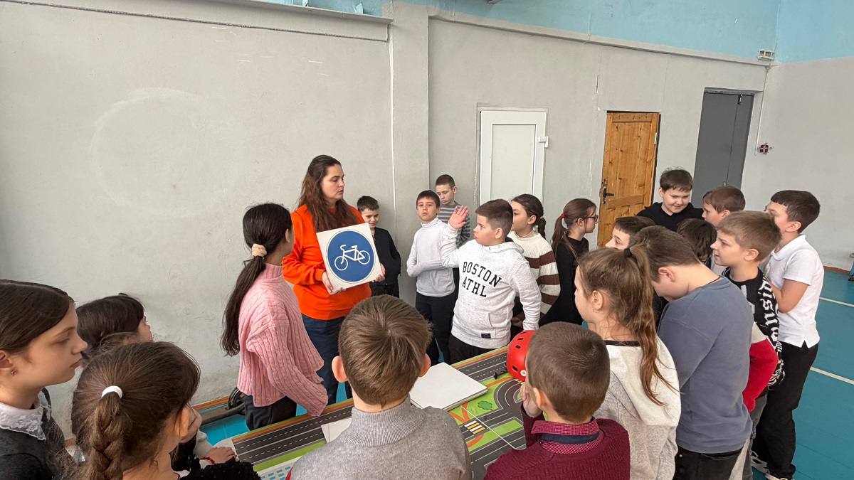 В Рославле сотрудники Госавтоинспекции продолжают усиленную работу с детьми по предотвращению детского дорожно-транспортного травматизма В Рославле сотрудники Госавтоинспекции продолжают усиленную работу с детьми по предотвращению детского дорожно-транспортного травматизма