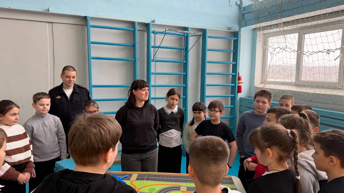 В Рославле сотрудники Госавтоинспекции продолжают усиленную работу с детьми по предотвращению детского дорожно-транспортного травматизма В Рославле сотрудники Госавтоинспекции продолжают усиленную работу с детьми по предотвращению детского дорожно-транспортного травматизма