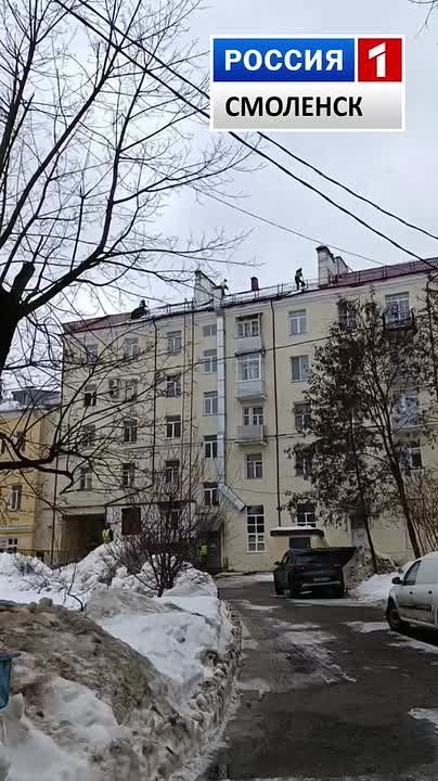 В Смоленске приступили к очистке городских кровель от снега