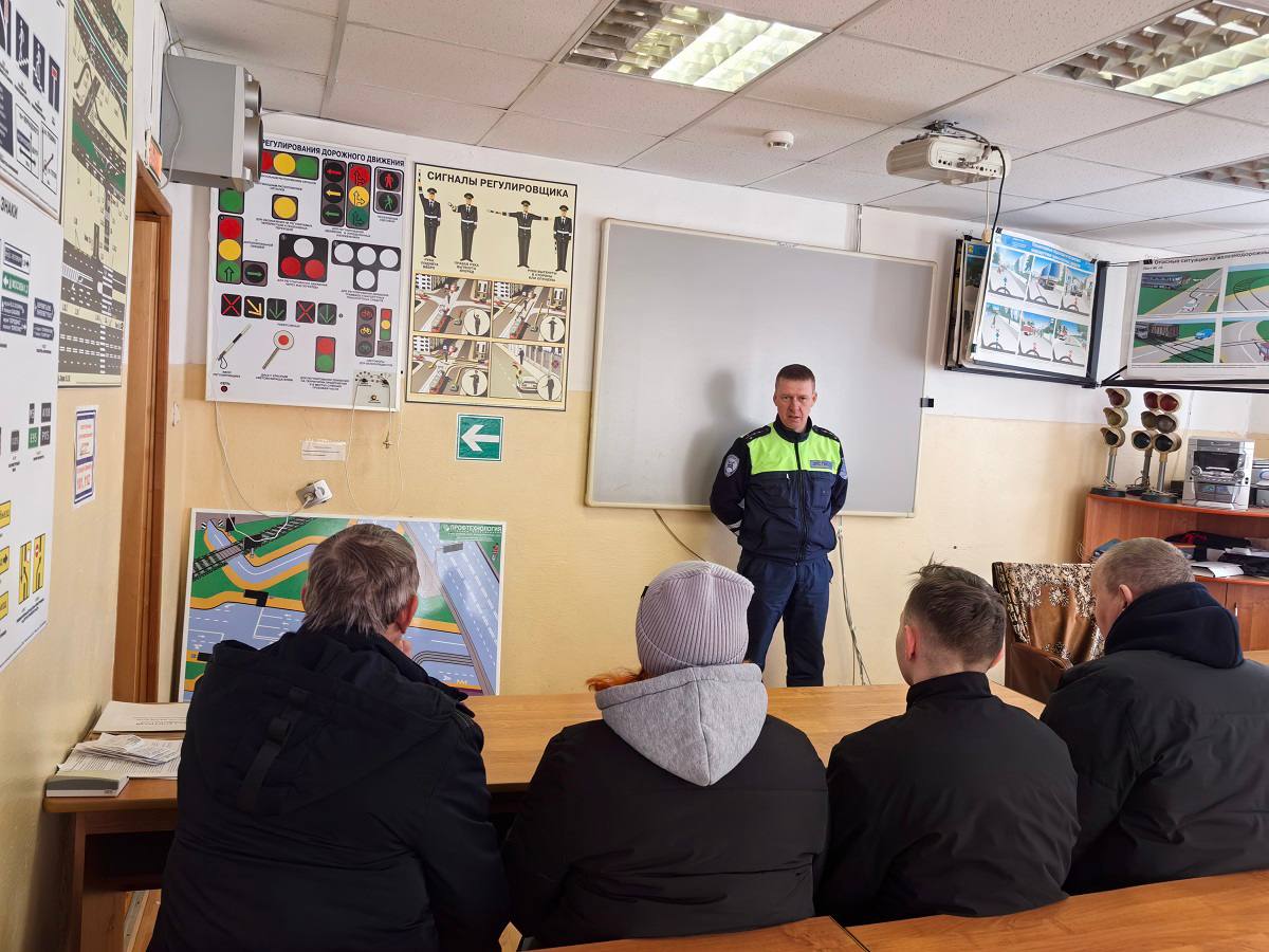 Профилактика безопасности на дорогах: сотрудники Госавтоинспекция провели встречу с будущими водителями в Ельнинском муниципальном округе