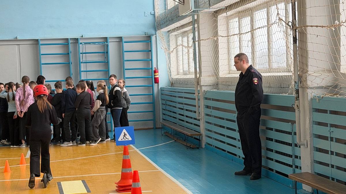 В Рославле сотрудники Госавтоинспекции продолжают усиленную работу с детьми по предотвращению детского дорожно-транспортного травматизма В Рославле сотрудники Госавтоинспекции продолжают усиленную работу с детьми по предотвращению детского дорожно-транспортного травматизма