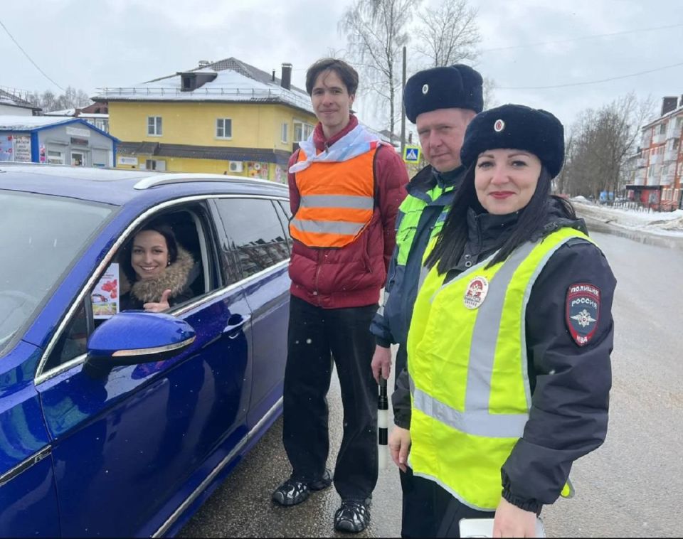 Сотрудники Госавтоинспекции Дорогобужского муниципального округа поздравляют женщин с предстоящим 8 марта