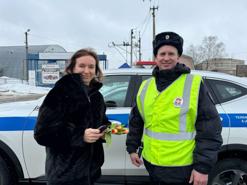 В преддверии Международного женского Дня сотрудники Госавтоинспекции провели профилактическую акцию «Цветы для автоледи» под Смоленском