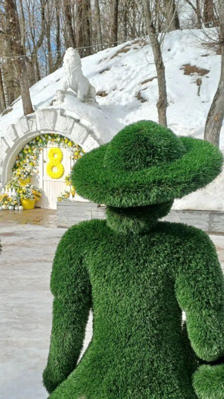 В центральном парке Смоленска открыли фотозону к 8 Марта