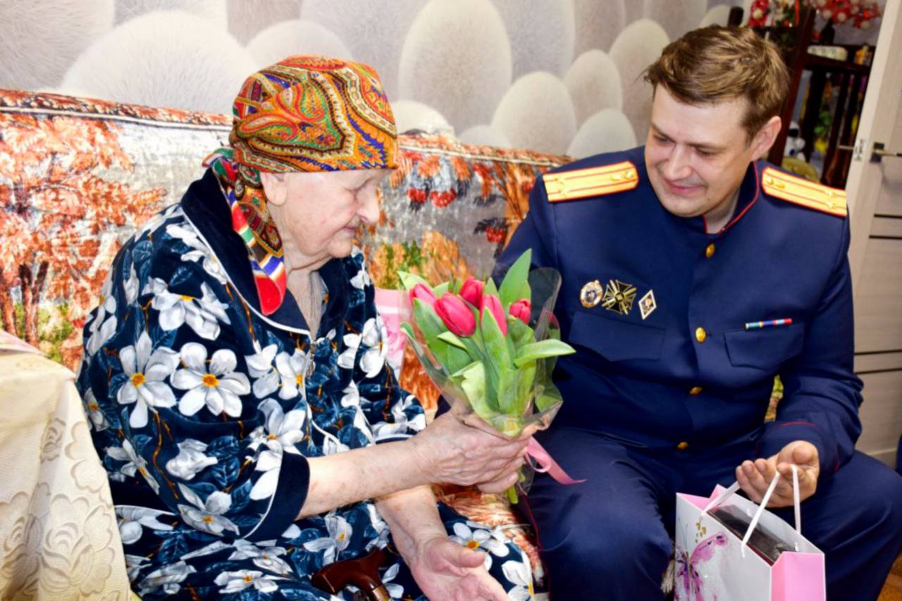 Сотрудники следственного управления СК России по Смоленской области навестили ветерана Великой Отечественной войны и поздравили ее с Международным женским днем Сотрудники следственного управления СК России по Смоленской области навестили ветерана Великой Отечественной войны и поздравили ее с Международным женским днем