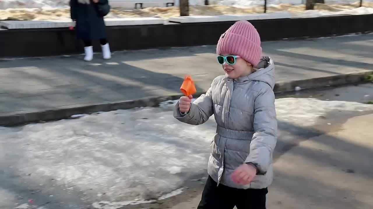 Смолянкам в Международный женский день подарили более 1500 тюльпанов