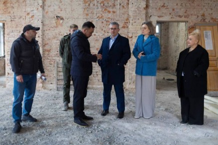 Александр Новиков: Проверил, как идут работы по капитальному ремонту школы №1 на улице Соболева, который проводится в рамках национального проекта «Молодёжь и дети»