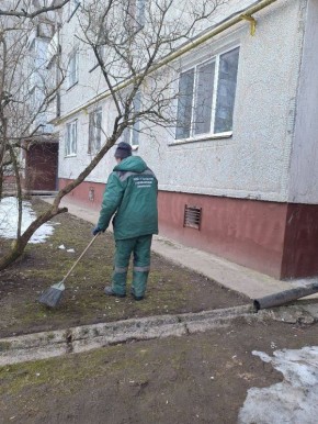В Смоленске активно убирают придомовые территории