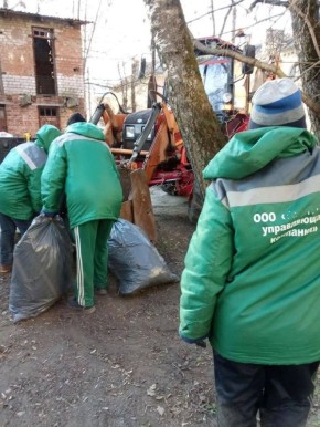 Смоленские дворы приводят в порядок после зимы