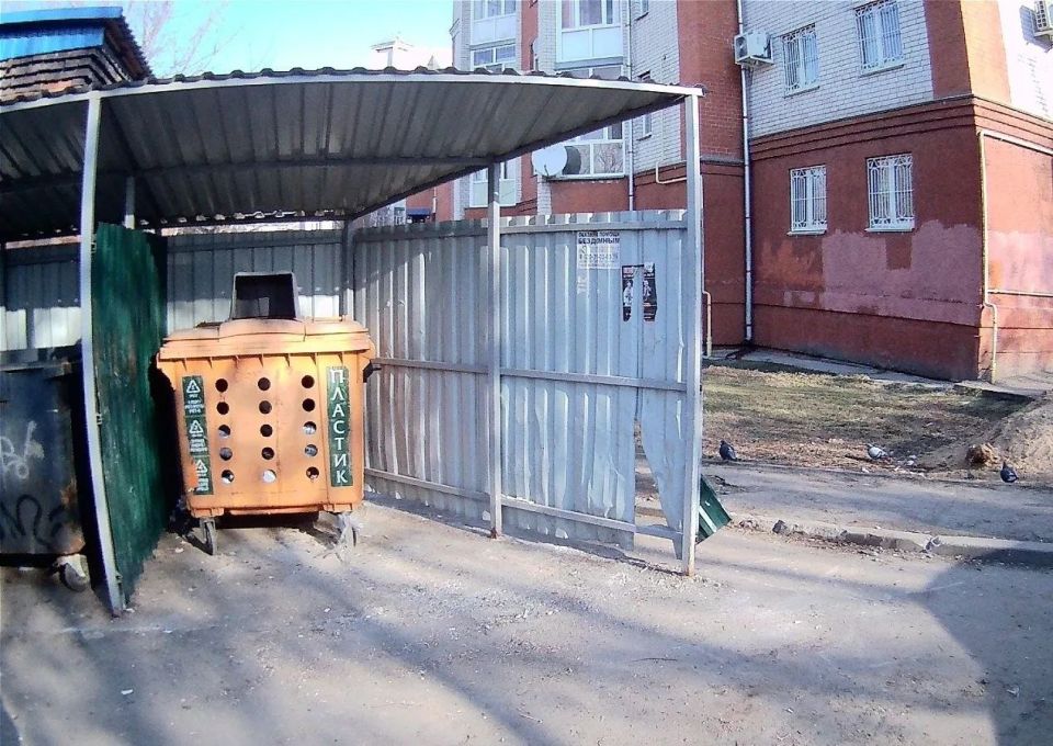 В Смоленске продолжается весенняя уборка дворов