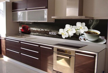 Идеальный стеклянный фартук на кухне: просто и стильно