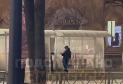 Александр Новиков: В социальных сетях смоляне поделились видео, на котором подростки ломают остановочный павильон на улице Николаева