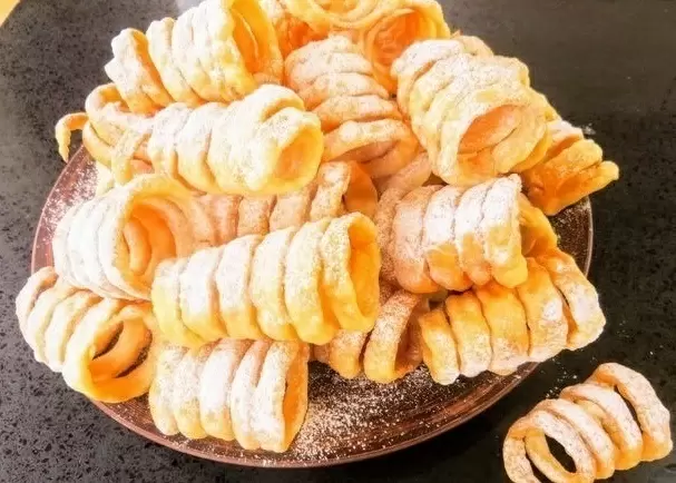 Вкусное приключение: хворост спиральки с лимонной ноткой