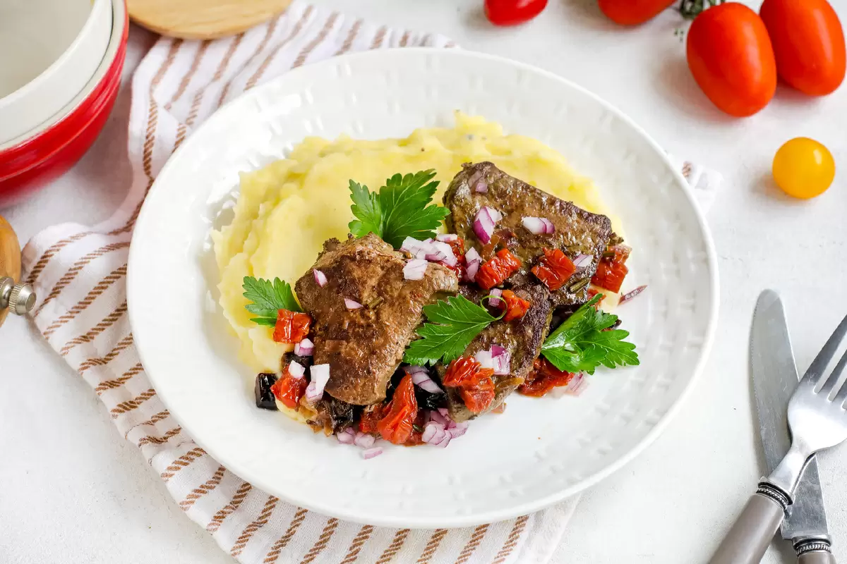 Говяжья печень по-милански: сочное сочетание с черносливом и вялеными томатами