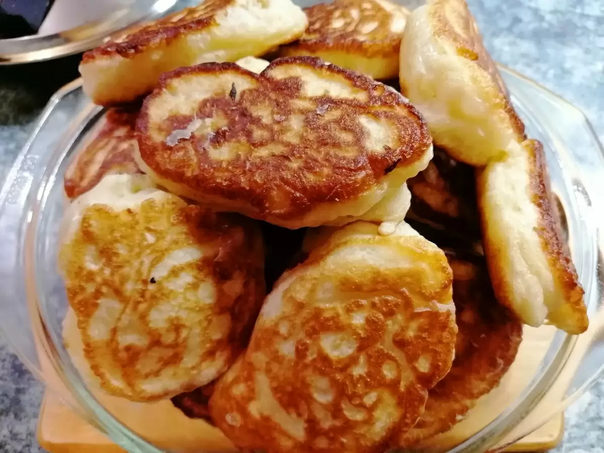 Пышные оладушки на кефире: простота и вкус в каждом укусе