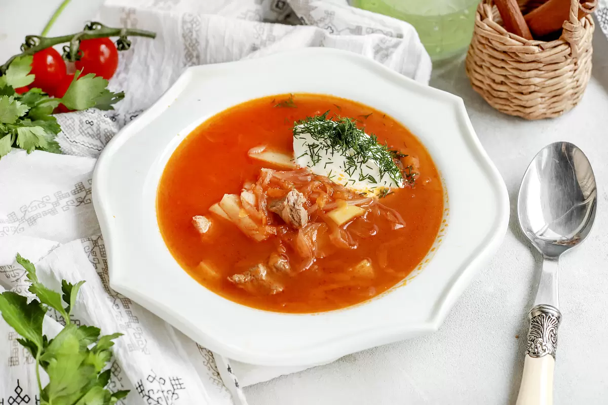 Капустняк по-польски: наваристый суп из квашеной капусты со свининой