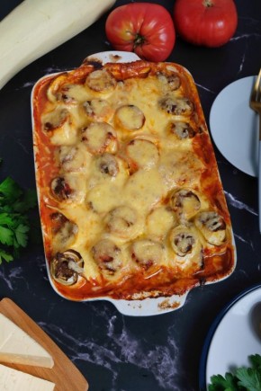 Кабачковые рулетики с фаршем и томатным соусом