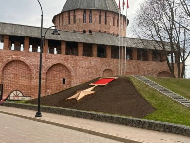 Александр Новиков: Обновили звезду города-героя у Громовой башни и подготовили центральную клумбу к высадке цветов