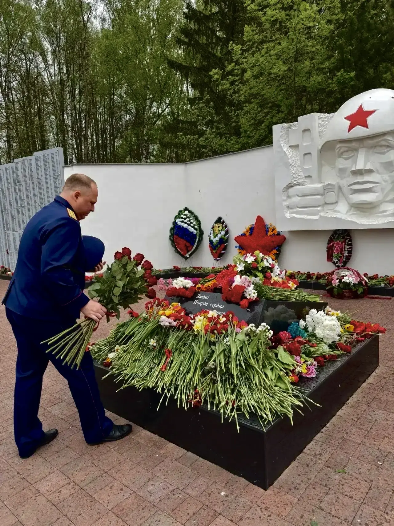 Сотрудники Гагаринского межрайонного следственного отдела почтили память погибших воинов в День Победы Сотрудники Гагаринского межрайонного следственного отдела почтили память погибших воинов в День Победы