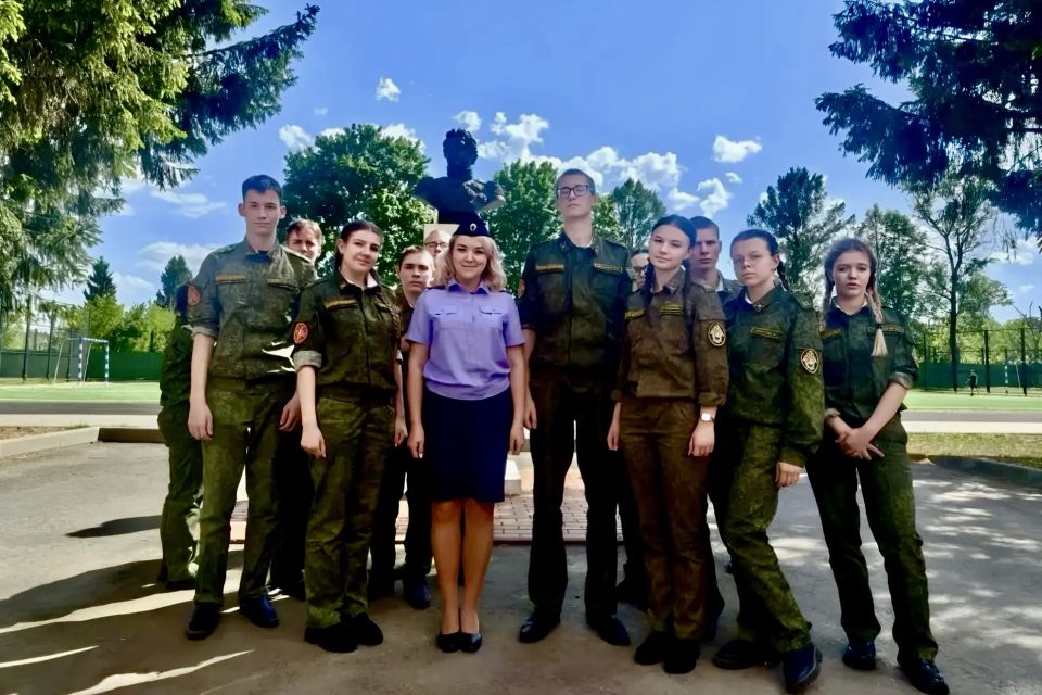 Сотрудник следственного управления СКР по Смоленской области провела занятие для учащихся профильного кадетского класса
