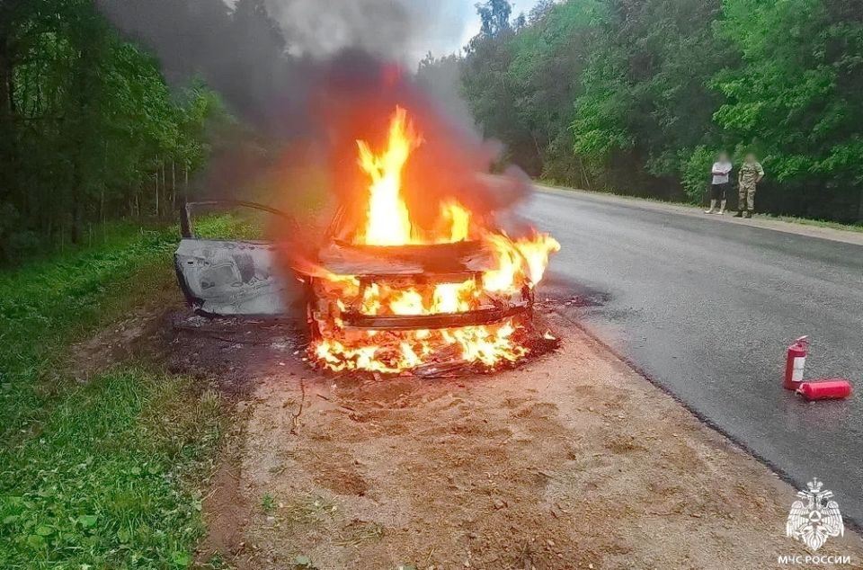 Огонь уничтожил автомобиль Огонь уничтожил автомобиль