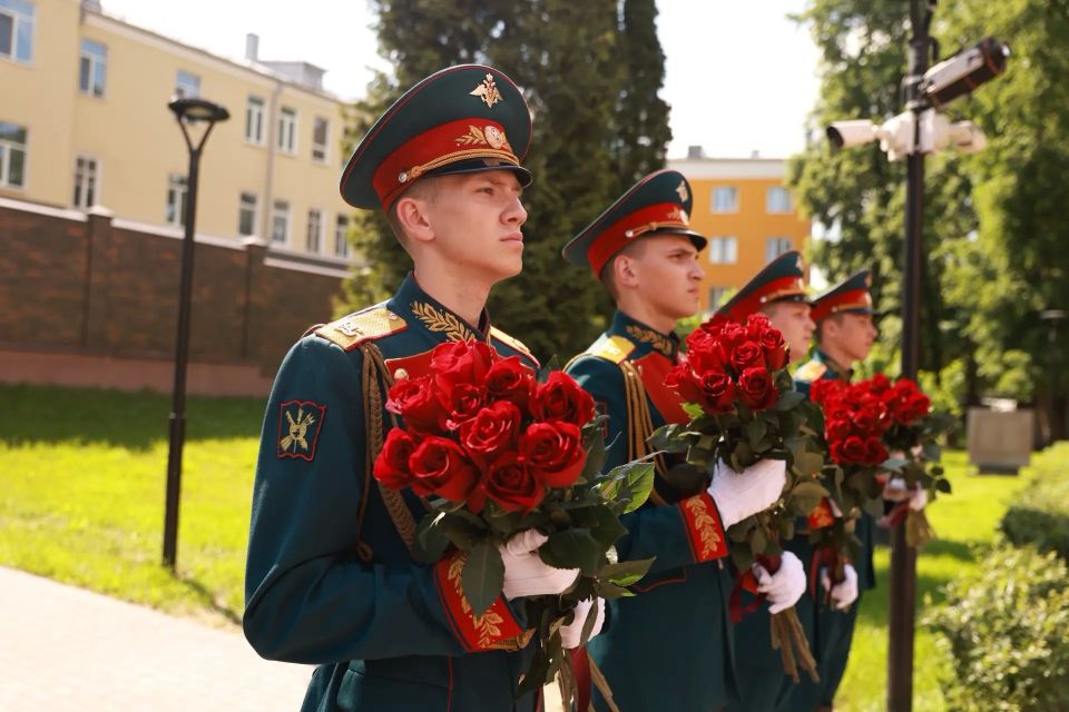 Василий Анохин: Сегодня в рамках визита Чрезвычайного и Полномочного Посла Республики Беларусь в Российской Федерации Юрия Михайловича Селиверстова совместно с членами белорусской делегации возложили цветы в Сквере Памяти... Василий Анохин: Сегодня в рамках визита Чрезвычайного и Полномочного Посла Республики Беларусь в Российской Федерации Юрия Михайловича Селиверстова совместно с членами белорусской делегации возложили цветы в Сквере Памяти...