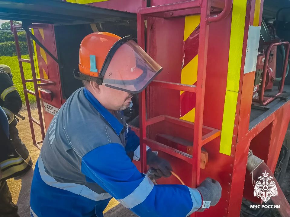 Пожарные и энергетики ликвидировали условное возгорание трансформатора в Кардымово Пожарные и энергетики ликвидировали условное возгорание трансформатора в Кардымово