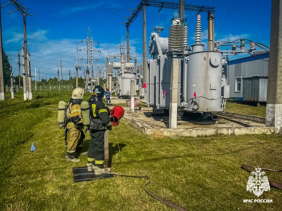 Пожарные и энергетики ликвидировали условное возгорание трансформатора в Кардымово Пожарные и энергетики ликвидировали условное возгорание трансформатора в Кардымово