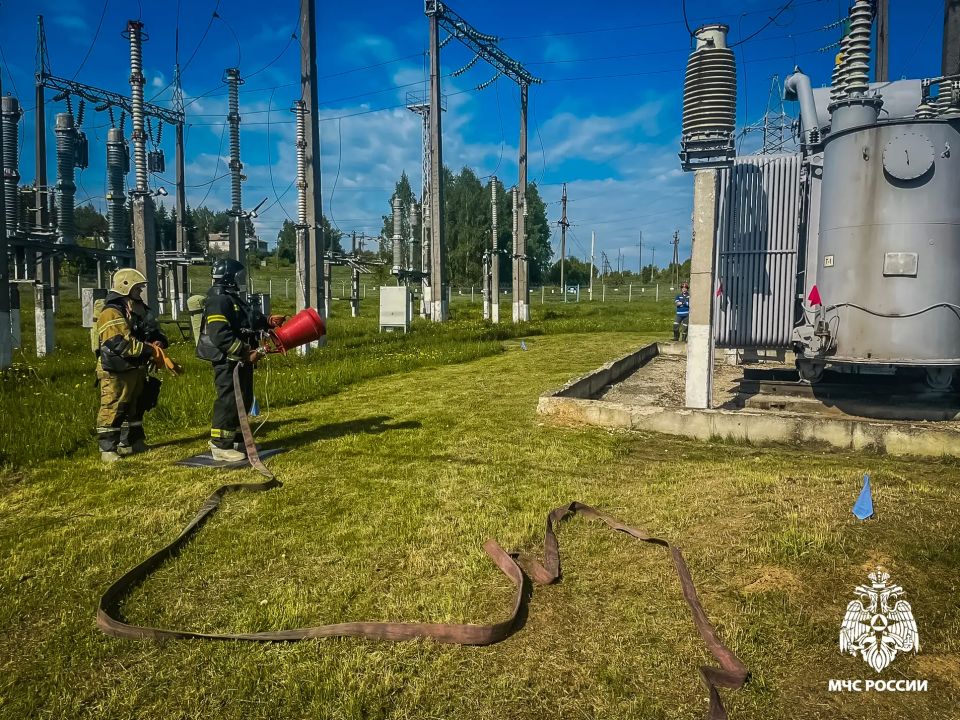 Пожарные и энергетики ликвидировали условное возгорание трансформатора в Кардымово Пожарные и энергетики ликвидировали условное возгорание трансформатора в Кардымово