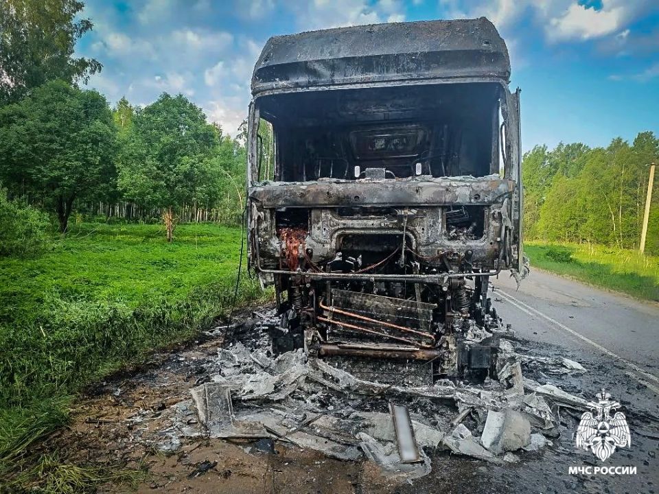 Два автомобиля уничтожены огнём на дорогах Гагаринского округа Два автомобиля уничтожены огнём на дорогах Гагаринского округа